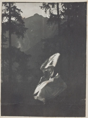 Anonyme - Yvonne Rouart dansant dans une robe prêtée par Loïe Fuller