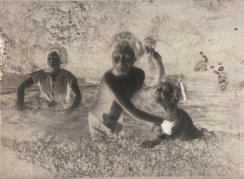 La Baignade : Vivette au premier plan à droite, et deux autres enfants avec une nourrice - Pierre Bonnard