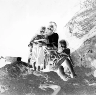 Marthe, Bernadette et Anne-Marie assises contre un rocher sur la plage, Le Pouldu (Finistère) - Maurice Denis