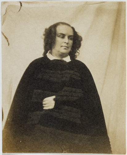 Auguste Vacquerie - Madame Victor Hugo en cape de velours noir, la main gauche s...