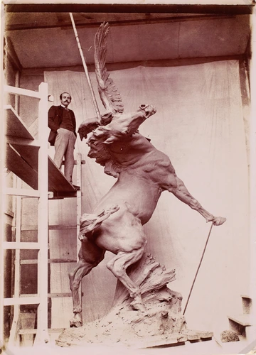 Anonyme - Le Sculpteur Louis de Monard dans son atelier avec "La Chasse de l'aig...
