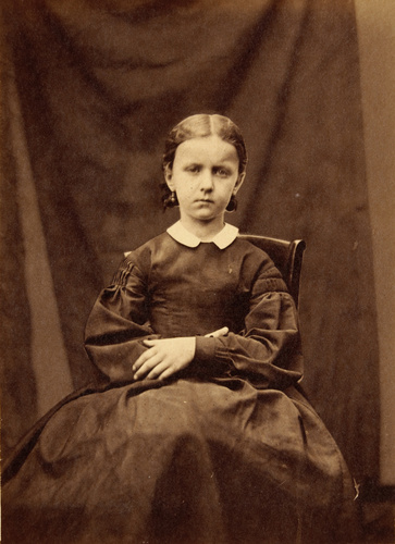 Achille Bonnuit - Petite fille assise bras croisés sur une chaise