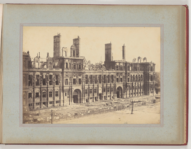 Charles Marville - Vue de la façade principale de l'Hôtel de Ville de Paris aprè...