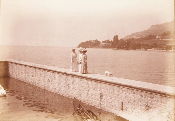 Anonyme - Trois femmes sur une jetée devant le lac de Genève