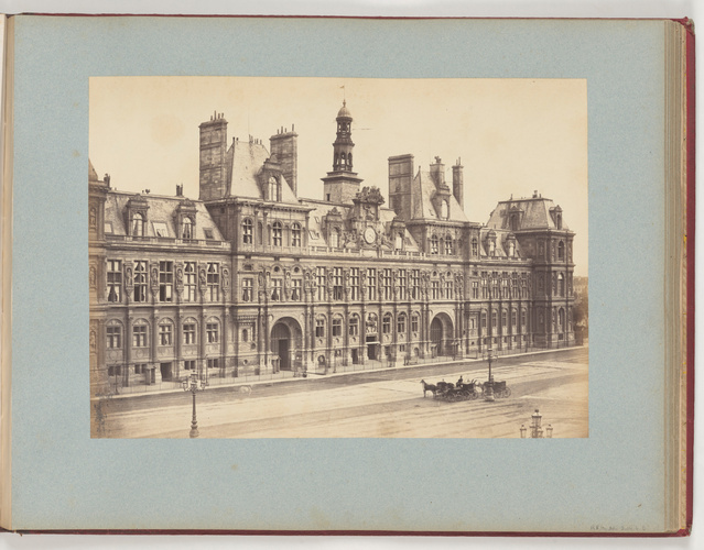 Charles Marville - Vue de la façade principale de l'Hôtel de Ville de Paris avan...