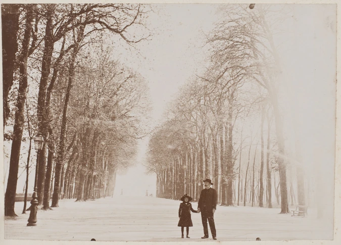 Anonyme - Henry Lerolle et sa fille Yvonne à l'entrée d'une allée bordée d'arbre...