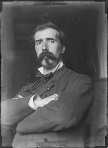 Portrait de Louis-Emile Décorchemont à mi-corps les bras croisés - Louis Emile Décorchemont