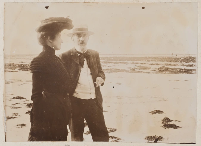 Anonyme - Henry Lerolle et sa femme debout, sur une plage