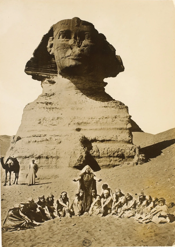 Harry C. Ellis - Loïe Fuller et ses élèves devant le sphinx au Caire