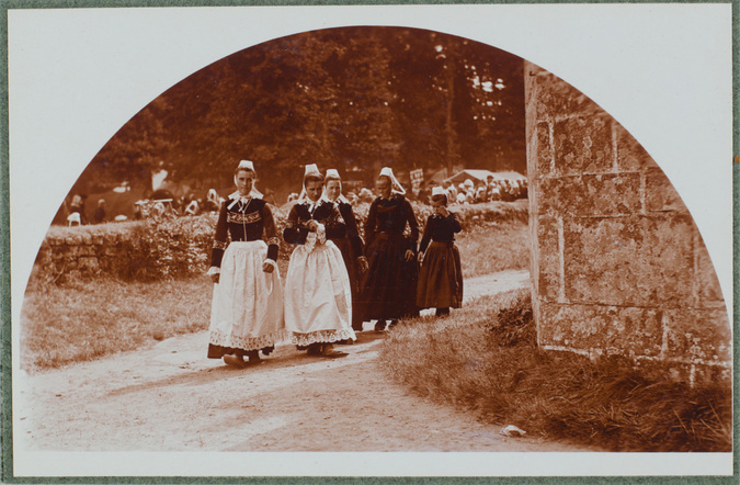 Charles Augustin Lhermitte - Le Juch ?, groupe de femmes près de l'église
