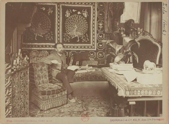 Dornac - Emile Zola dans son salon, décor japonisant
