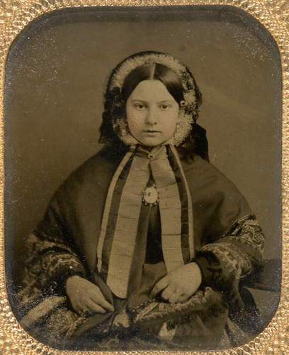 Portrait de jeune fille assise de face