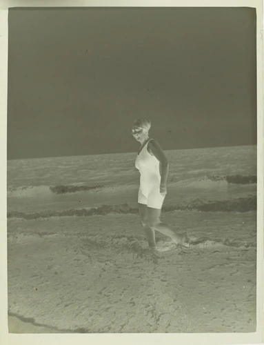 Louis Cailletet - Femme sur la plage, marchant dans l'eau