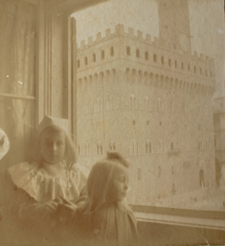 Maurice Denis - Noële et Bernadette, de profil, à la fenêtre, devant le Palazzo ...
