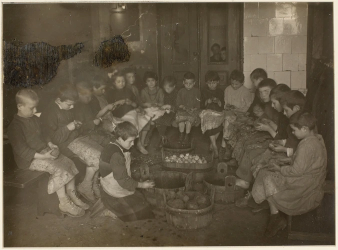 Anonyme - Groupe d'enfants épluchant des pommes de terre
