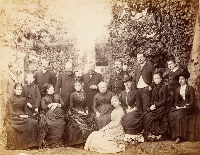 Anonyme - Groupe en extérieur autour de Gustave Eiffel et de Mme Gaudelet