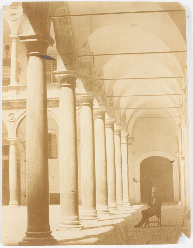 Anonyme - Rome, personnage assis sous les arcades, cour intérieure du palais de ...