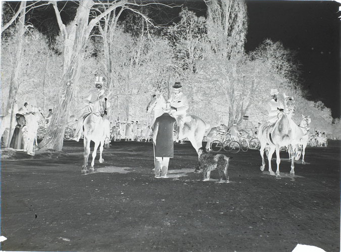 Henri Lemoine - Trois cavaliers à l'arrêt, homme discutant avec un chien, au Boi...