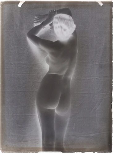 François-Rupert Carabin - Femme nue de dos, les bras levés, en appui contre un m...