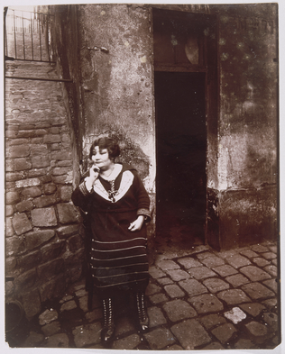 Eugène Atget - La Villette, rue Asselin, fille publique faisant le quart devant ...