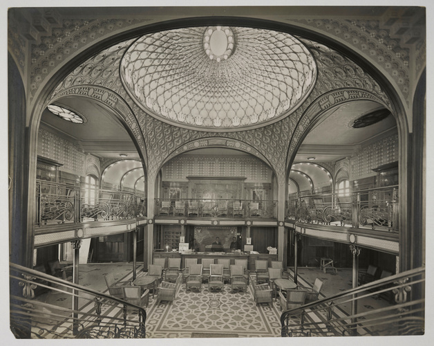 François Harand - Paquebot Paris, Grand Salon, vue d'ensemble du haut de l'escal...
