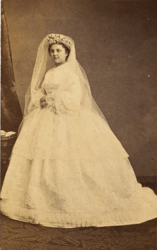 Louis Ghemar - Mme Velsier debout, en pied en robe de mariée