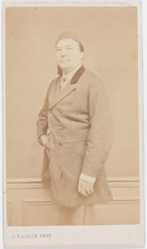 Louis Daillon - Paul Legrand en costume de ville portant un chapeau, de trois-qu...