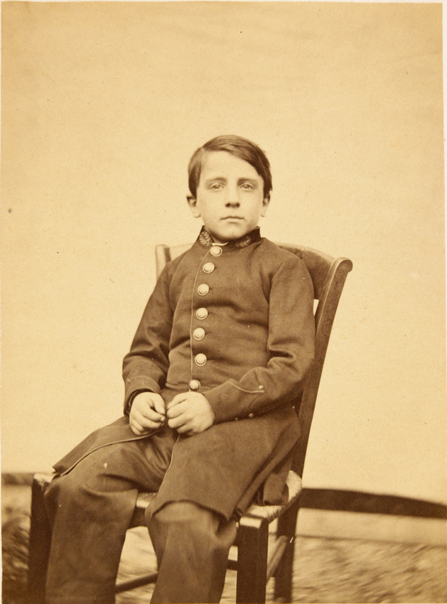 Achille Bonnuit - Petit garçon assis sur une chaise
