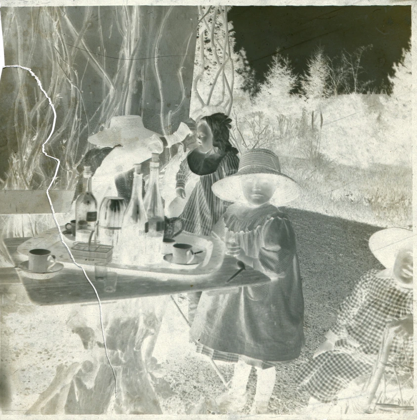 Le Repas de Vivette : Mme Mertzdorff donnant à manger à Vivette, Renée et plan coupé d'une autre petite fille à droite - Edouard Vuillard
