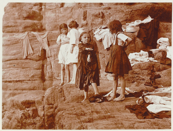 Charles Augustin Lhermitte - Douarnenez, enfants se rhabillant dans les rochers