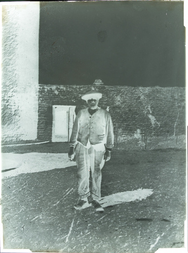 Anonyme - Portrait d'un homme en pied, au pied d'une tour