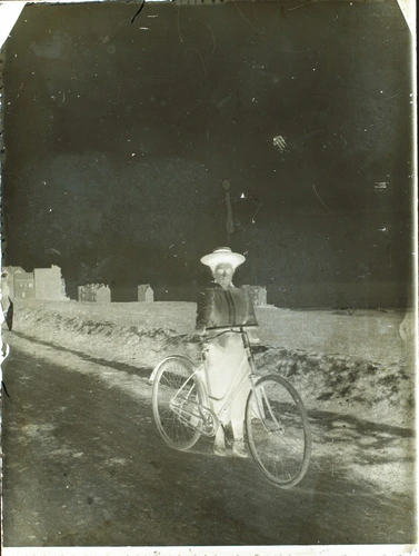 Edgar Degas - Jeune femme à bicyclette à la campagne