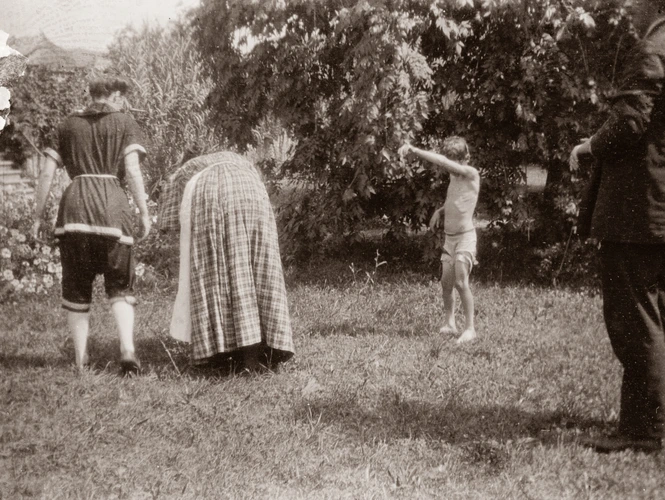 Pierre Bonnard - Andrée Terrasse, Charles et une nourrice, et la silhouette de C...