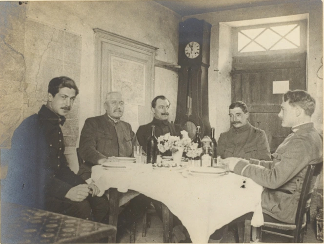 Anonyme - Cinq militaires (dont le colonel Cadona) autour d'une table