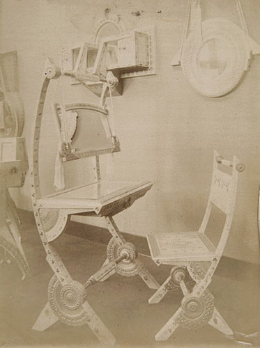 Anonyme - Photographie de pièces de mobilier de Carlo Bugatti, présentées à l'ex...