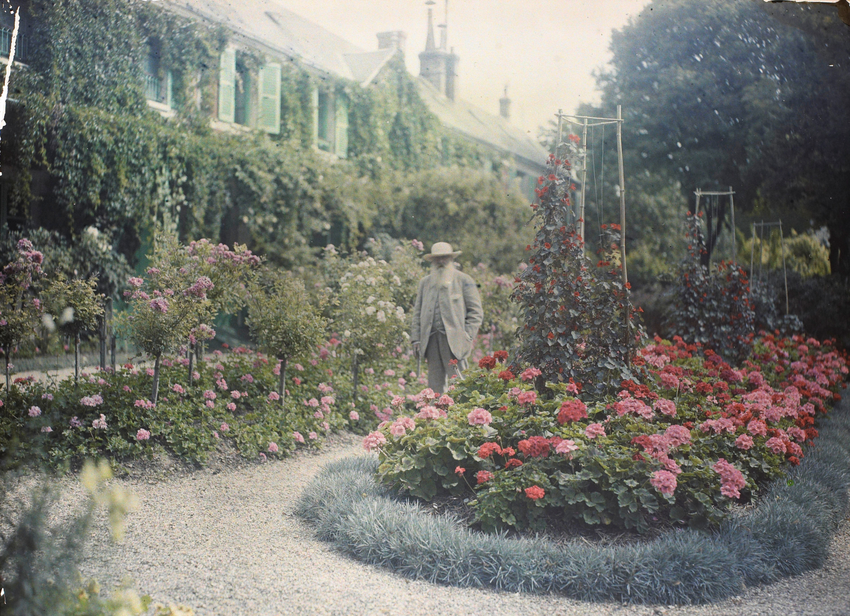 Claude Monet devant sa maison à Giverny - Anonyme