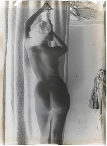 François-Rupert Carabin - Femme nue debout de dos, visage de profil droit, la ma...