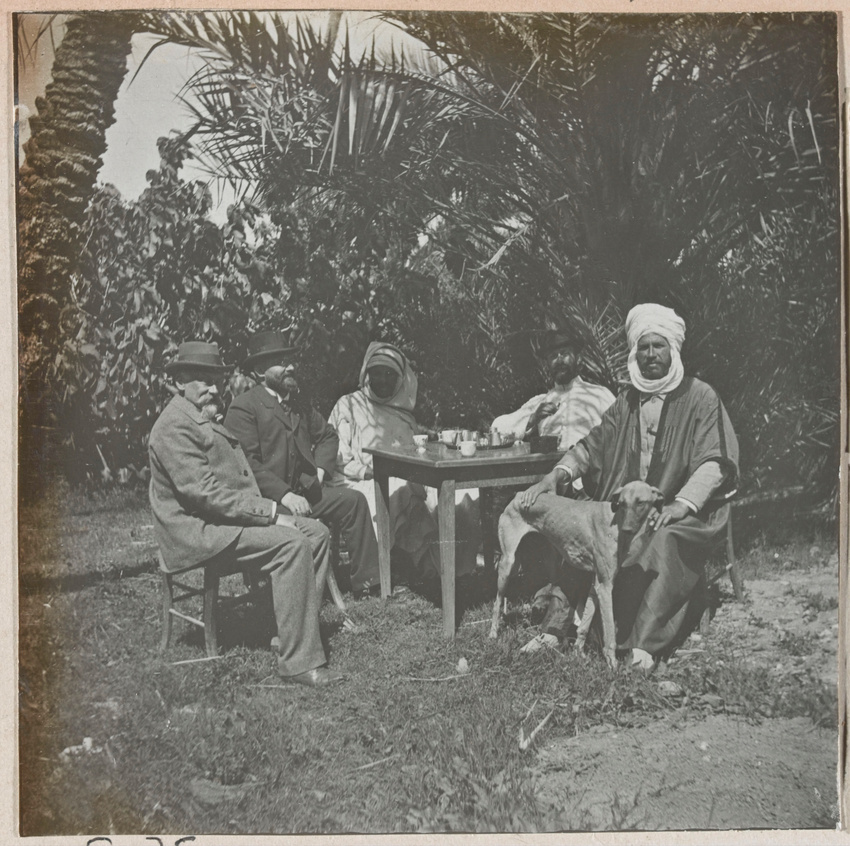 Henri Evenepoel - Groupe d'hommes assis autour d'une table dans un jardin à Sidi...