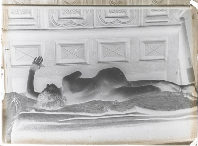 François-Rupert Carabin - Femme nue de dos, allongée, le bras gauche levé, la tê...