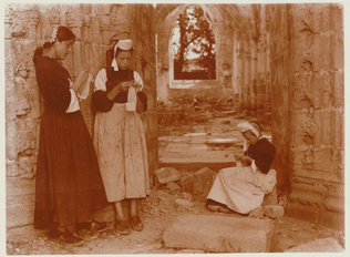 Charles Augustin Lhermitte - Pont-l'Abbé, église de Lambour - Trois jeunes dente...