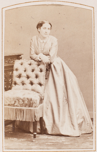André Adolphe Eugène Disdéri - Jeune femme accoudée au dossier d'une chaise.