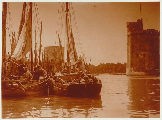 Charles Augustin Lhermitte - La Rochelle, barques dans le port et la tour St Nic...