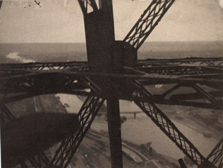 La Tour Eiffel. Assemblage de poutrelles avec l'île aux cygnes en arrière-plan - Henri Rivière