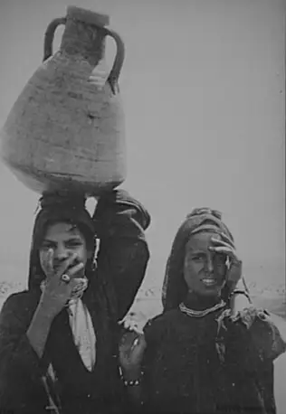 Anonyme - Egypte-Badrechein : deux filles en buste, l'une portant une cruche sur...