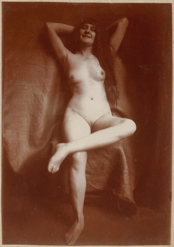 François-Rupert Carabin - Femme nue debout, de face, jambe gauche croisée, bras ...