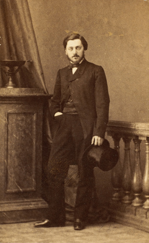André Adolphe Eugène Disdéri - Gustave Eiffel debout en pied, chapeau à la main,...