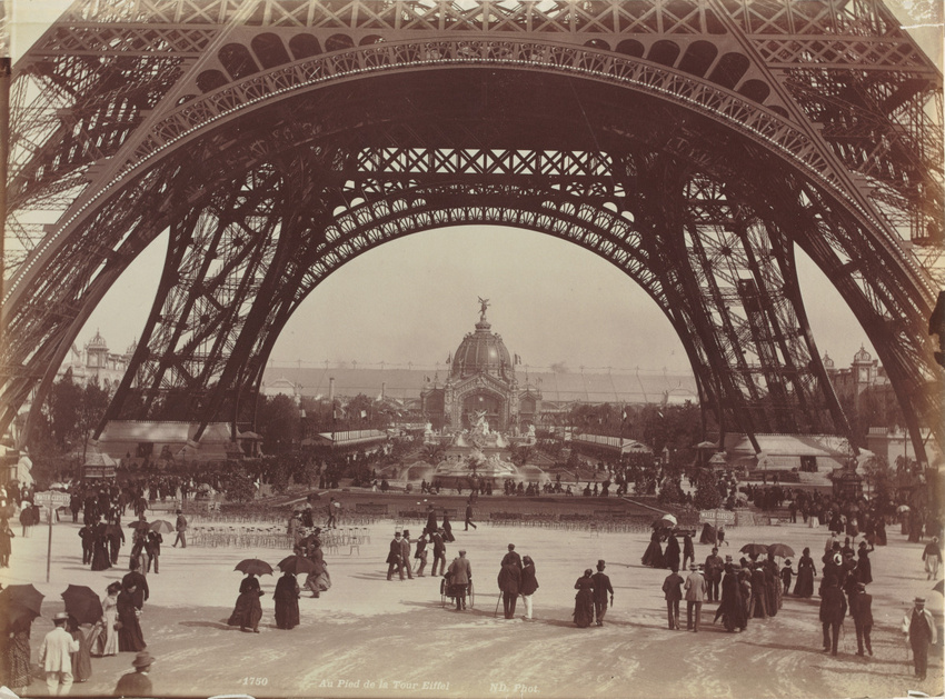 Neurdein frères - Au pied de la Tour Eiffel