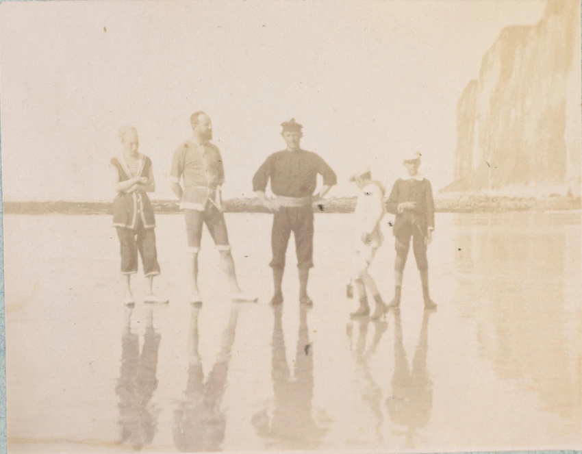 Gustave Eiffel - Cinq baigneurs debout sur le sable
