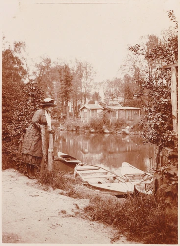 Charles Augustin Lhermitte - Jeune femme élégante admirant une rivière