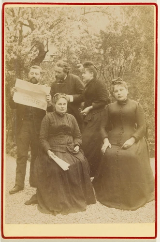 Anonyme - Ledru père, au centre à sa droite Alice, elle a 18 ans, devant à gauch...